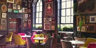a1/05/the-psychological-impact-of-artwork-on-the-dining-atmosphere-1.webp