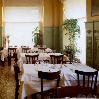 e3/fb/statement-murals-for-bold-restaurant-wall-art-and-decorating-ideas.webp