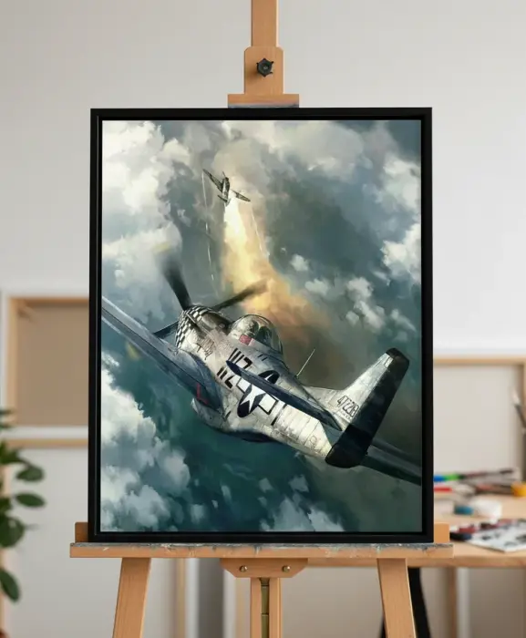 空中戦を繰り広げるヴィンテージ戦闘機の絵画が壁に飾られた様子