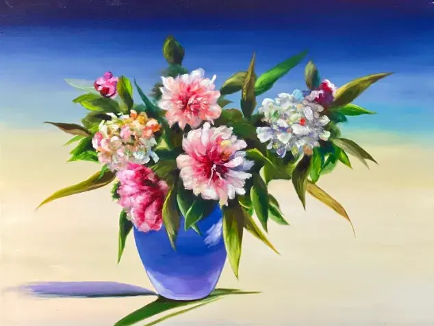 عرض زهور نابض في مزهرية زرقاء