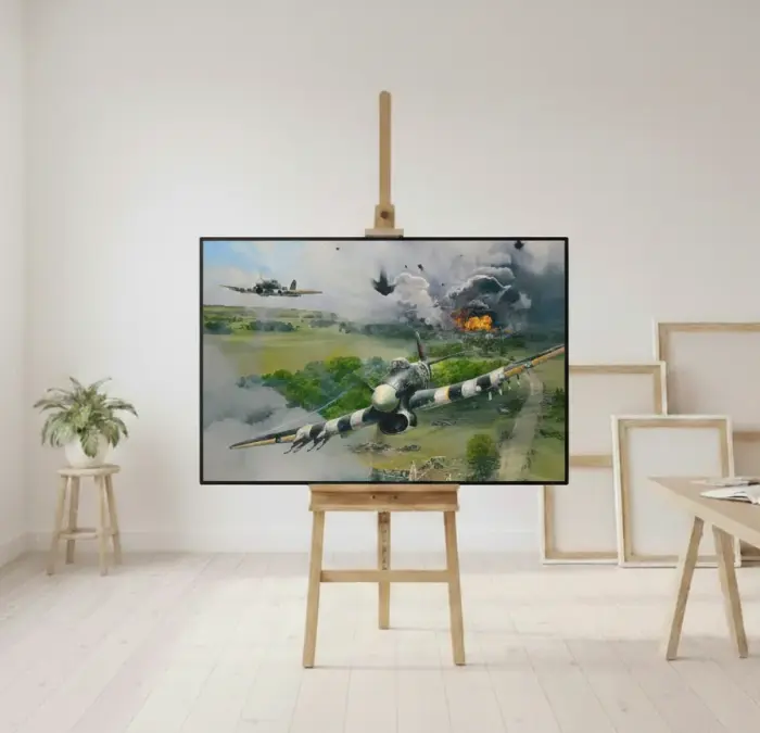 戦闘機が燃える田園地帯を飛ぶ油絵が、リビングルームのイーゼルに飾られています