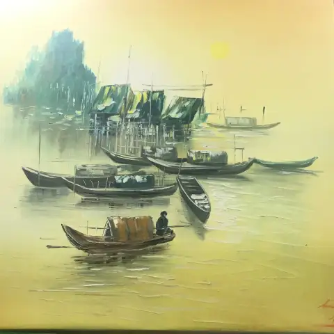 かすんだ金色の朝日のもと、水上漁村と舟を描いた油絵