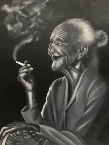 微笑む老婦人が煙草を吸う白黒油絵肖像画
