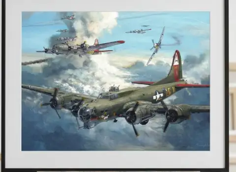 B-17 플라잉 포트리스 폭격기들이 편대를 이루어 비행하고, 전투기들이 근처에서 교전하는 유화
