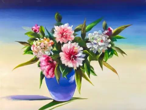 عرض زهور نابض في مزهرية زرقاء