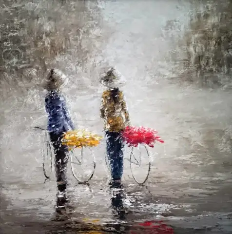 雨の灰色の道で花を満載した自転車を押す二人の女性を描いた絵