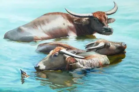小鳥が近くにいる、ターコイズブルーの水に沈む三頭の水牛の油絵