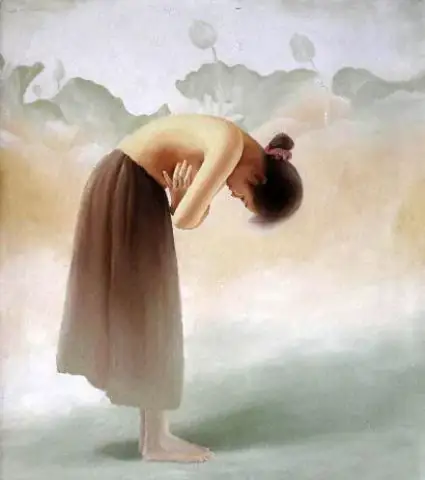 蓮の花を思わせる柔らかな霧の背景の前で、裸の背中を見せて前かがみになる女性を描いた油絵