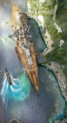 海岸の港に停泊する灰色の戦艦を上空から描いた油絵