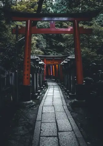 トリイ門のある日本の森の小道