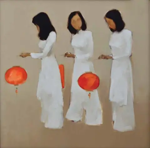 Картина: три вьетнамские женщины в белых ao dai, каждая держит красный фонарь.