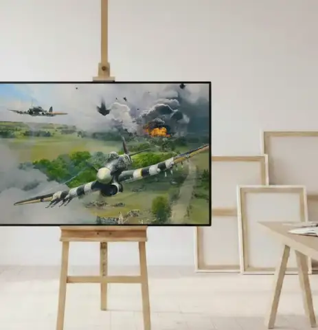 緑の野原を低空で飛ぶ迷彩戦闘機と、背景に立ち上る煙と炎を描いた油絵