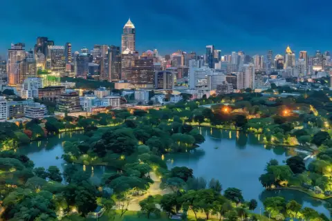 夕暮れ時のルンピニ公園の穏やかな風景