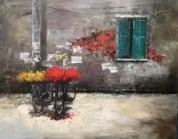 청록색 셔터와 빨간색과 노란색 꽃을 실은 자전거가 있는 오래된 베트남 거리 벽의 유화